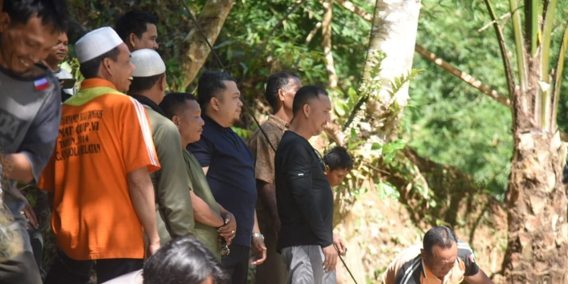 Masyarakat Desa Sihuik-Huik Undang Bupati Tapsel Tangkap Ikan dan Membakar Bersama