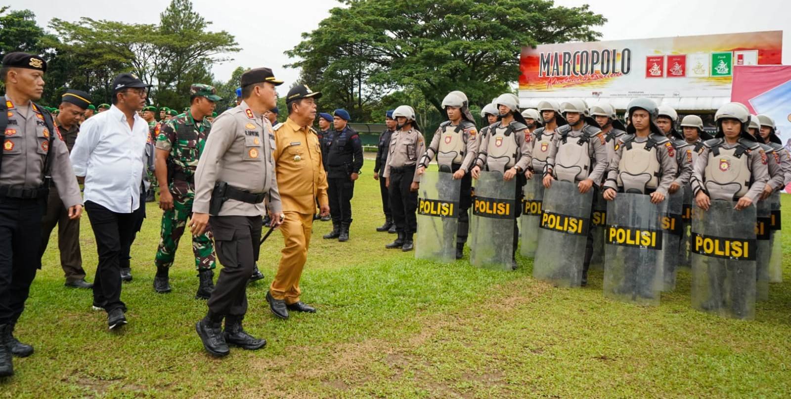 Kapolres Dampingi Bupati Periksa Barisan Pasukan Operasi Mantap Brata Toba 2023-2024 Polres Simalungun
