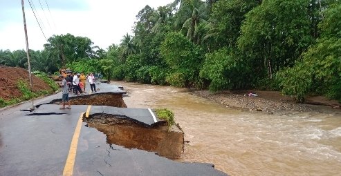 Awas! Jalan Nasional Pantai Barat Tapsel Madina Amblas