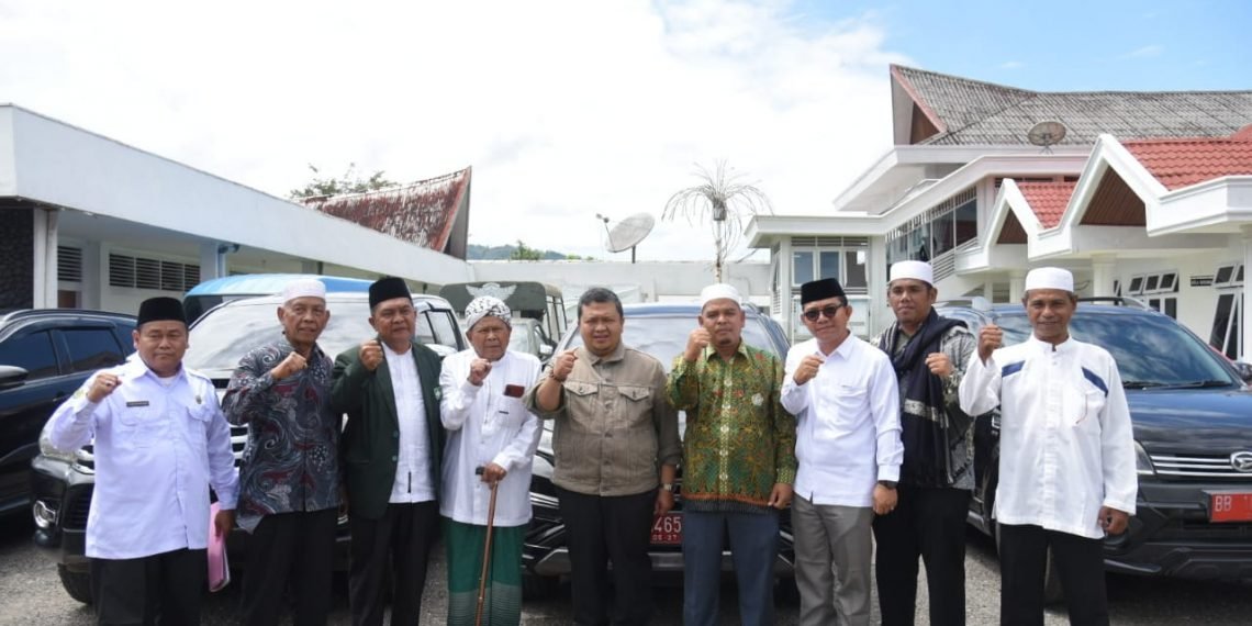 Bupati Tapsel Serahkan Bantuan 5 Unit  Mobil Dinas ke Ormas Islam