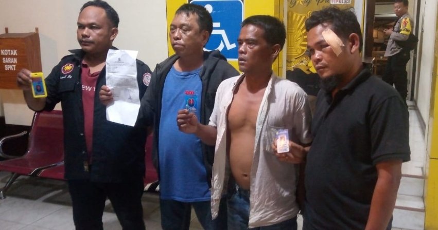 Liput Truck Pertamina Diduga Kencing Minyak! Empat Wartawan Dikeroyok