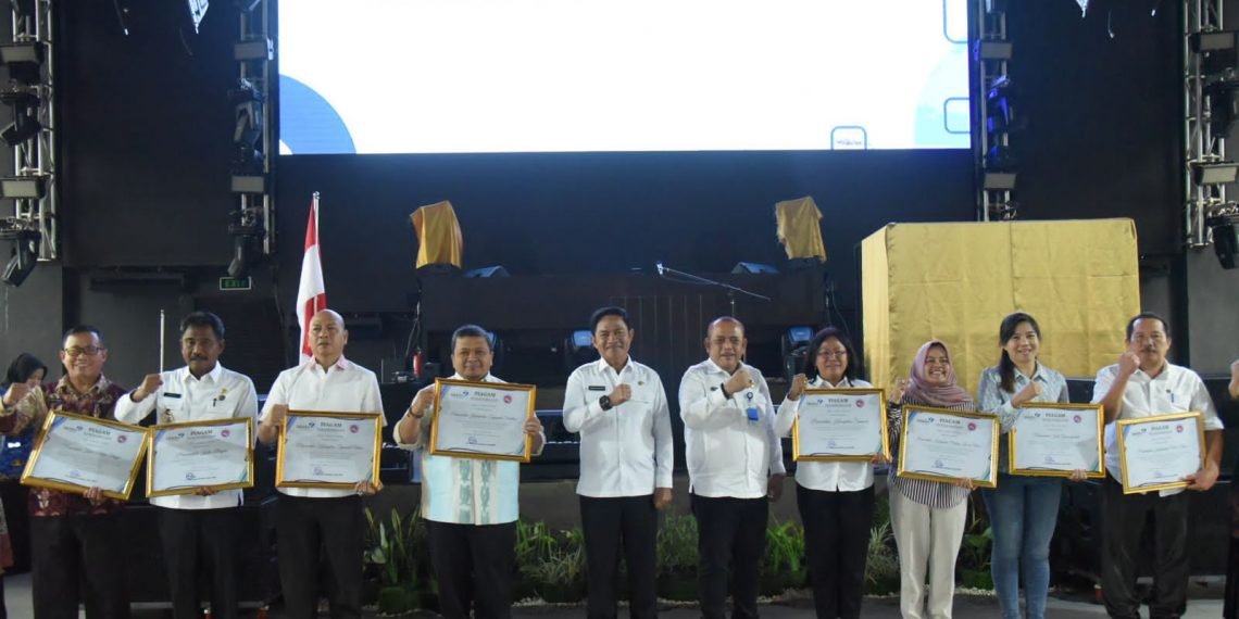 Komitmen Turunkan Stunting, Bupati Tapsel Terima Penghargaan dari BKKBN Sumut