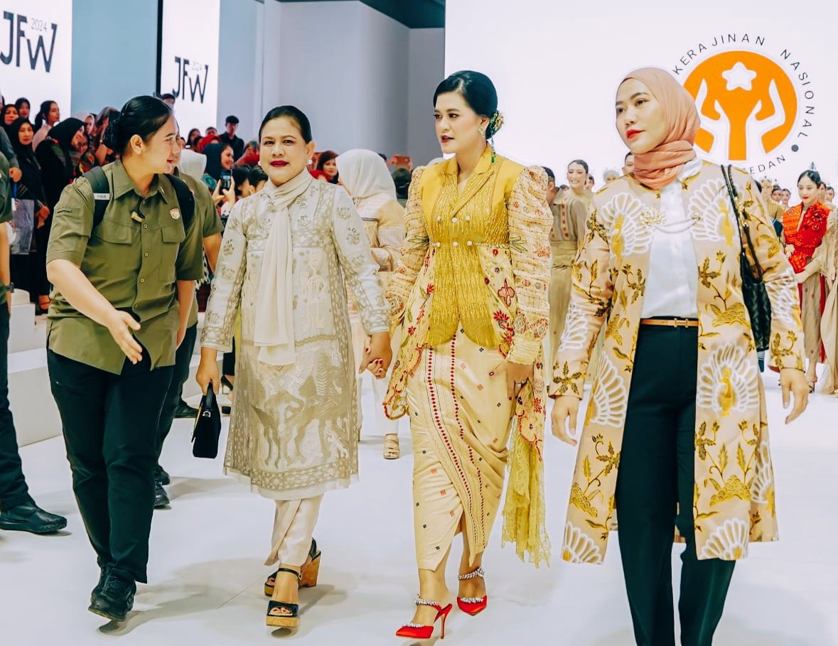 Kahiyang Ayu Perkenalkan Wastra Medan di JFW 2023