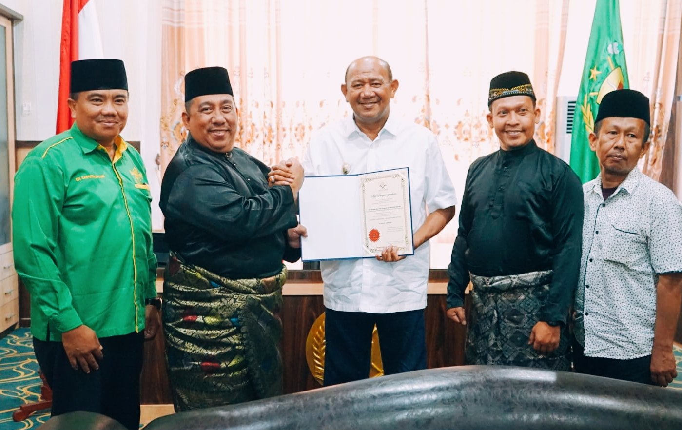 Syah Afandin Terima Anugrah Presiden Dunia Melayu Dunia Islam