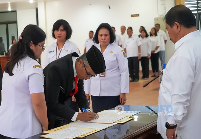 Sekda Karo Lantik Pejabat Administrator di Lingkungan Pemkab