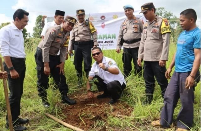 Kadis LHK Tapsel Hadiri Giat Polres Tapsel Tanam 100 Bibit Pohon