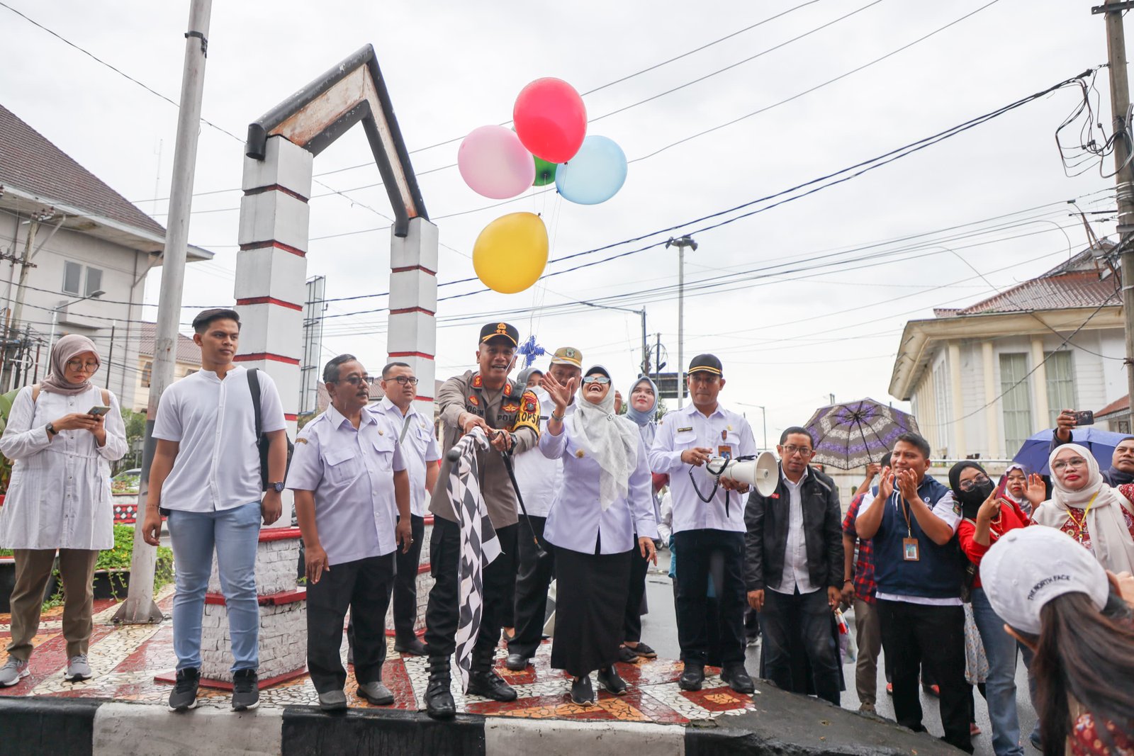 Wali Kota Siantar Melepas Pawai Dalam Rangka Perayaan Hari Kanak-kanak Nasional 