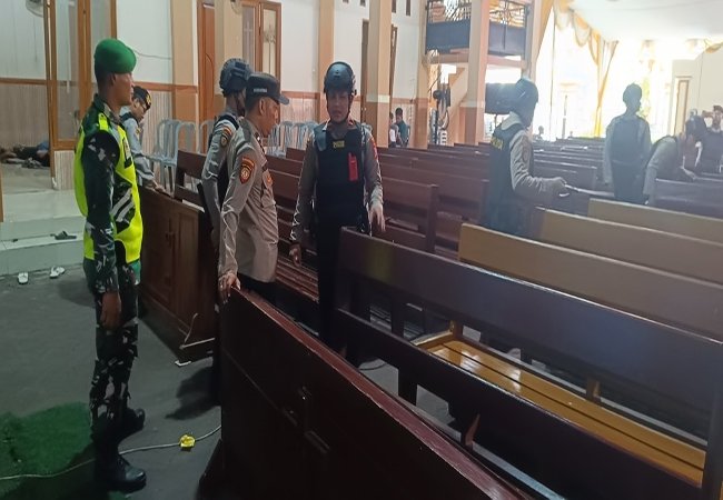 TNI-Polri Lakukan Sterilisasi Gereja di Lamongan
