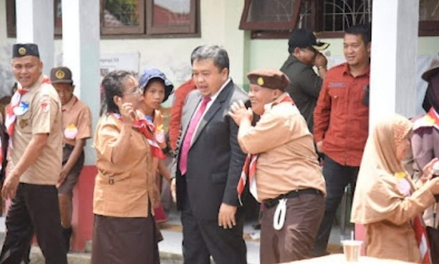 Bupati Tapsel Motivasi Anak-anak Spesial di SLB Angkola Timur : Tetap Semangat