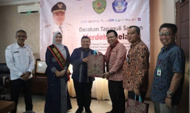 Bupati Tapsel didampingi Bunda PAUD Nyonya Rosalina Terima Penghargaan Dari BPMP Sumut