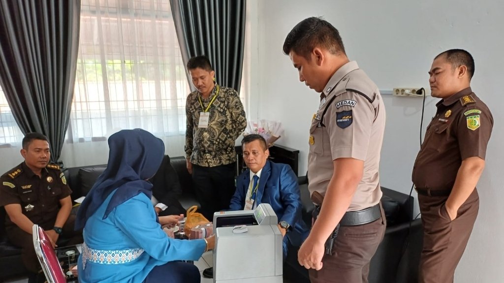 Kejari Psp Terima Titipan Uang Pengganti Kasus Korupsi Proyek IPAL Domestik Dinas LH Provsu
