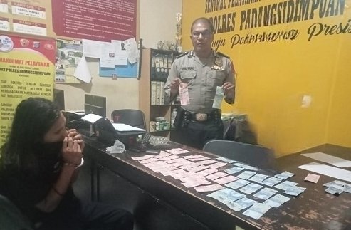 Gondrong Babak Belur Dibogem Massa Gegara Edarkan Uang Palsu