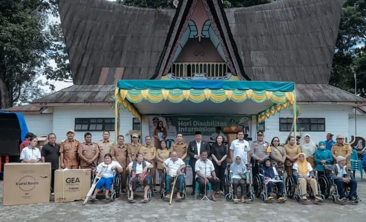 Hari Penyandang Disabilitas Internasional, Bupati Eddy Berutu Serahkan Kursi Roda