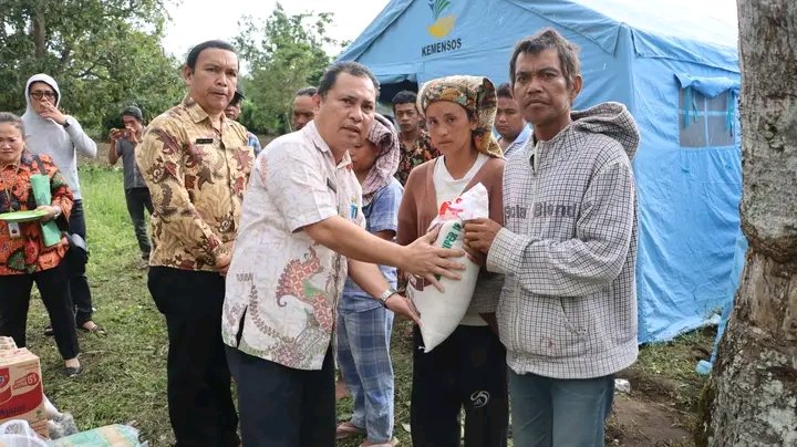 Sekda Dairi Berikan Bantuan Korban Kebakaran di Sidiangkat Sidikalang