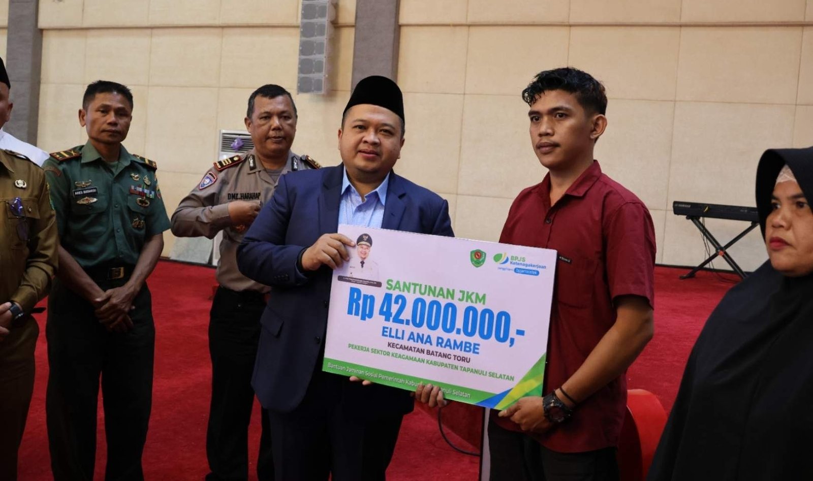 Bupati Tapsel Serahkan 67 Santunan ke Ahli Waris Kelompok BKMT dan Keagamaan
