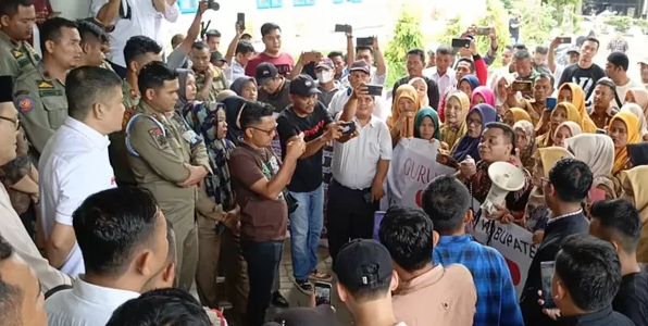 Merasa Dicurangi, Ratusan Guru Honorer Nyaris Ricuh Geruduk Kantor Bupati Madina