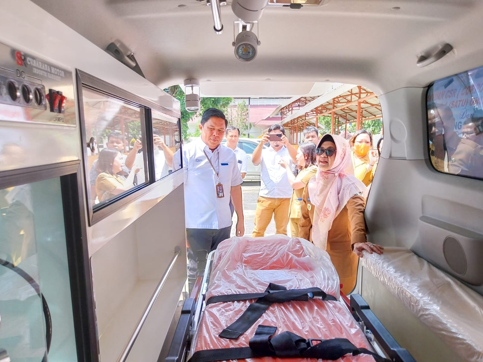 Wali Kota Terima Penyerahan CSR BRI Berupa 1 Unit Ambulans untuk RSUD dr Djasamen Saragih