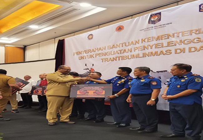 Disdamkarmat Siantar Terima Hibah 1 Unit Portable Fire Pump dari Kemendagri