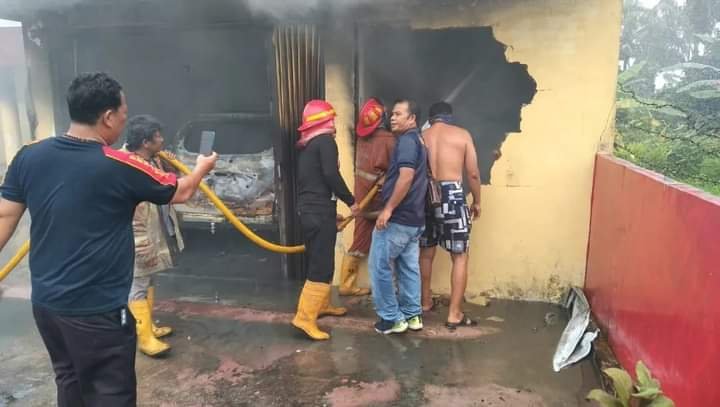  5 Armada Disdamkarmat Pematang Siantar Padamkan Kebakaran di Lau Cimba