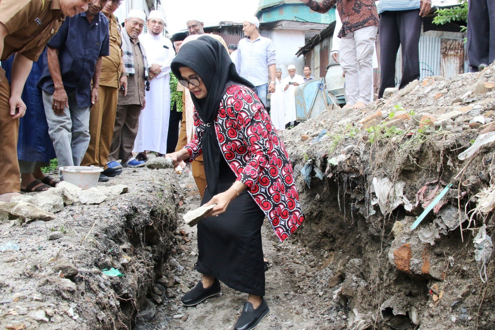 Wali Kota Siantar  Letakkan Batu Pertama Renovasi Masjid Nurul Hikmah