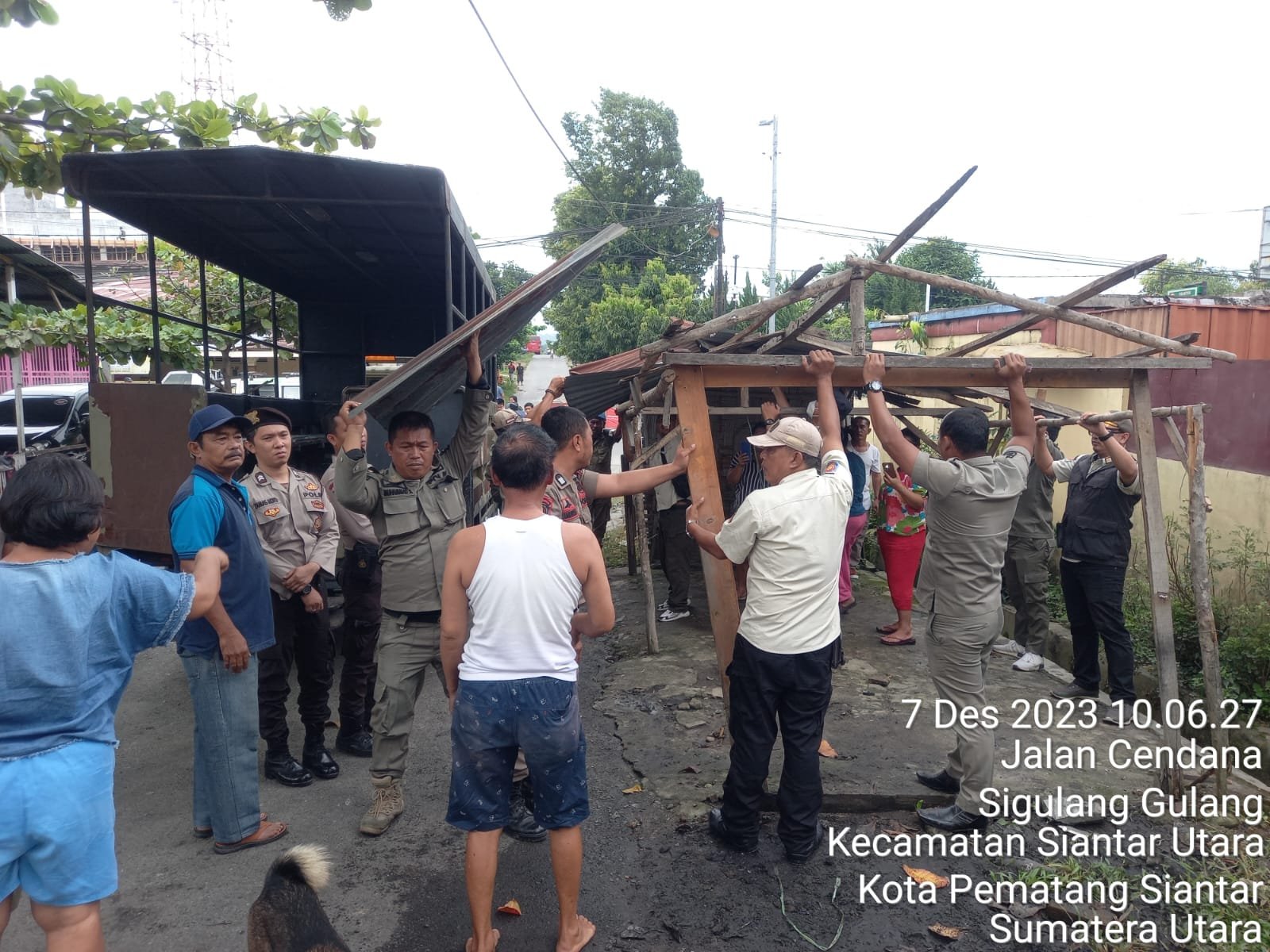 Satuan Polisi Pamong Praja Kota Siantar Bongkar 2 Kios Liar