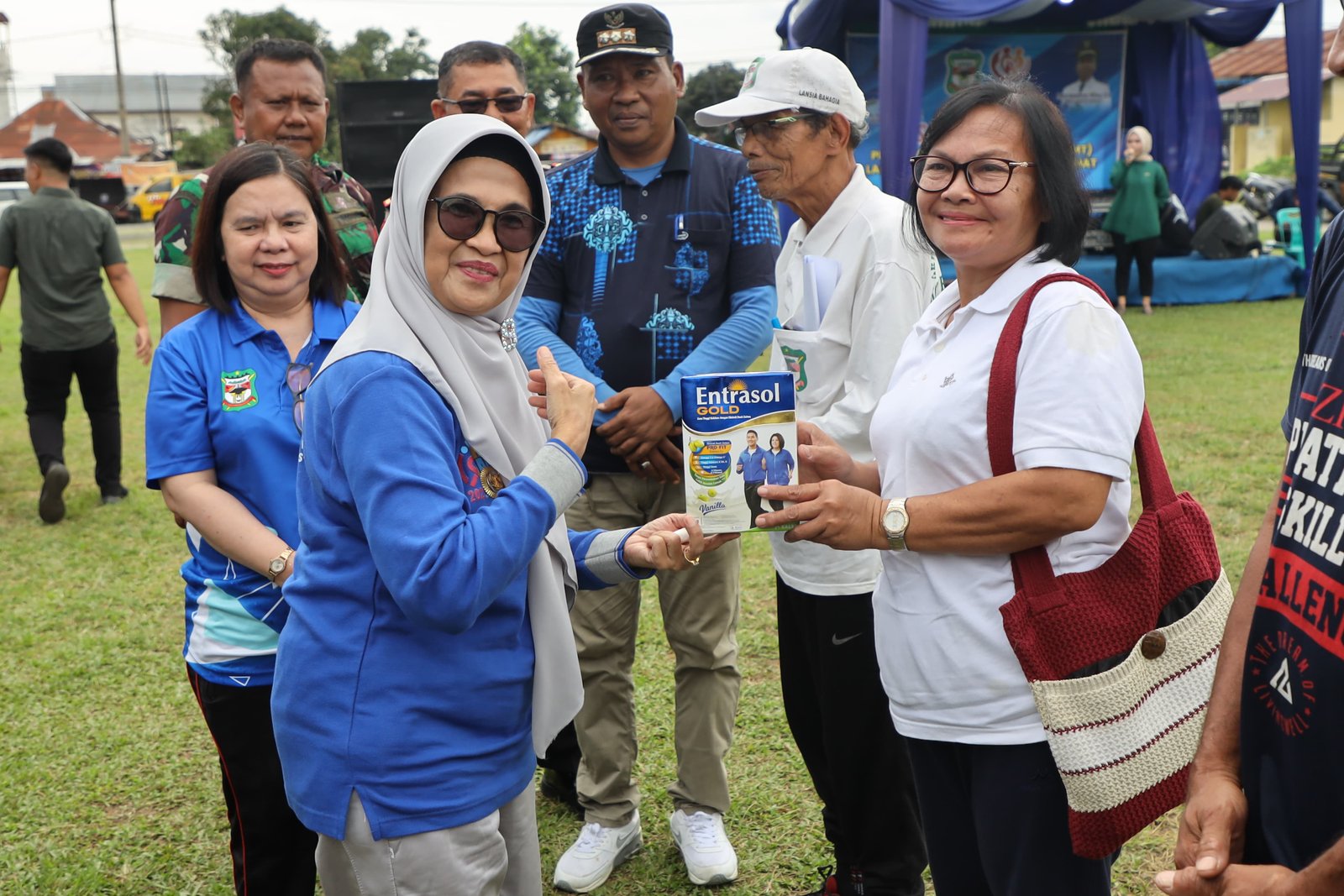 Wali Kota Siantar Bagikan Susu Pemberian Makanan Tambahan kepada Para Lansia