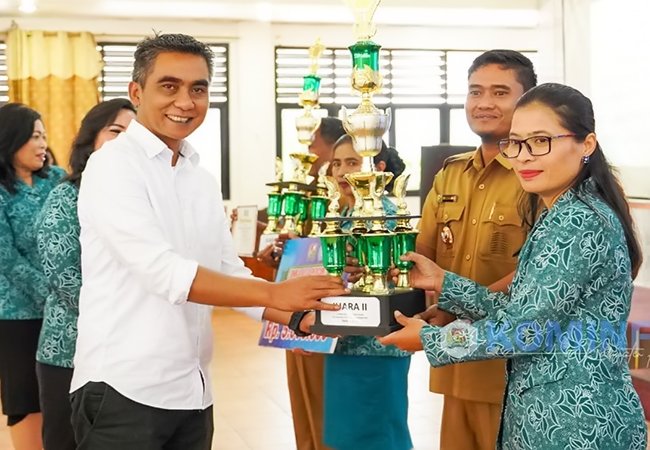 Wakil Bupati Karo Serahkan Hadiah Lomba Desa Percontohan