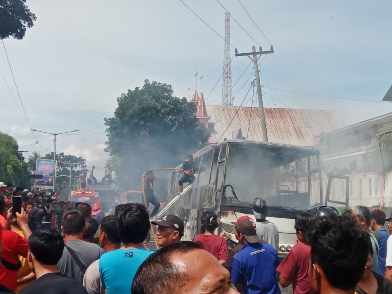Disdamkarmat Kota Siantar Padamkan Kebakaran Bus Nice Trans 