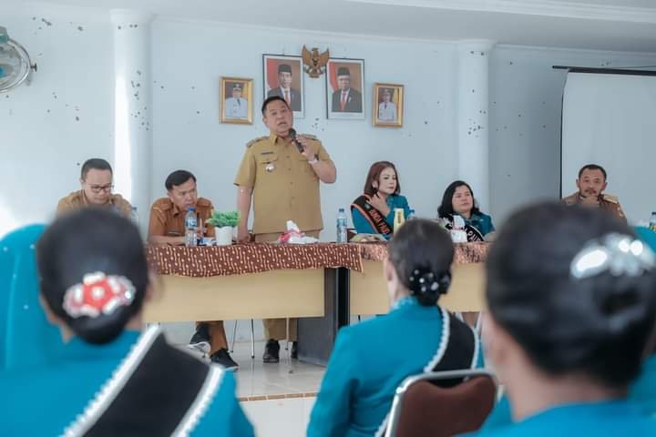 Bupati Dairi Eddy Berutu Motivasi Para Kades dan Ketua PKK Desa Memanfaatkan Potensi Desanya