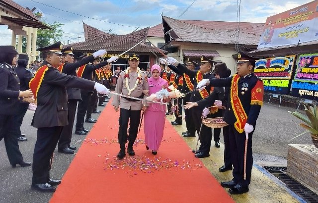 Kapolres Tapsel Baru AKBP Yasir Ahmadi Disambut dengan Tradisi Pedang Pora