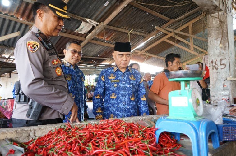 Sidak Pasar, Oktoni Tegaskan Stok Kebutuhan Pokok Masih Kondisi Aman