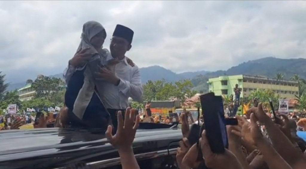 Saat Kampanye, Amira Anak SD Dapat Pelukan Anies Buat Tangis Haru Pendukung