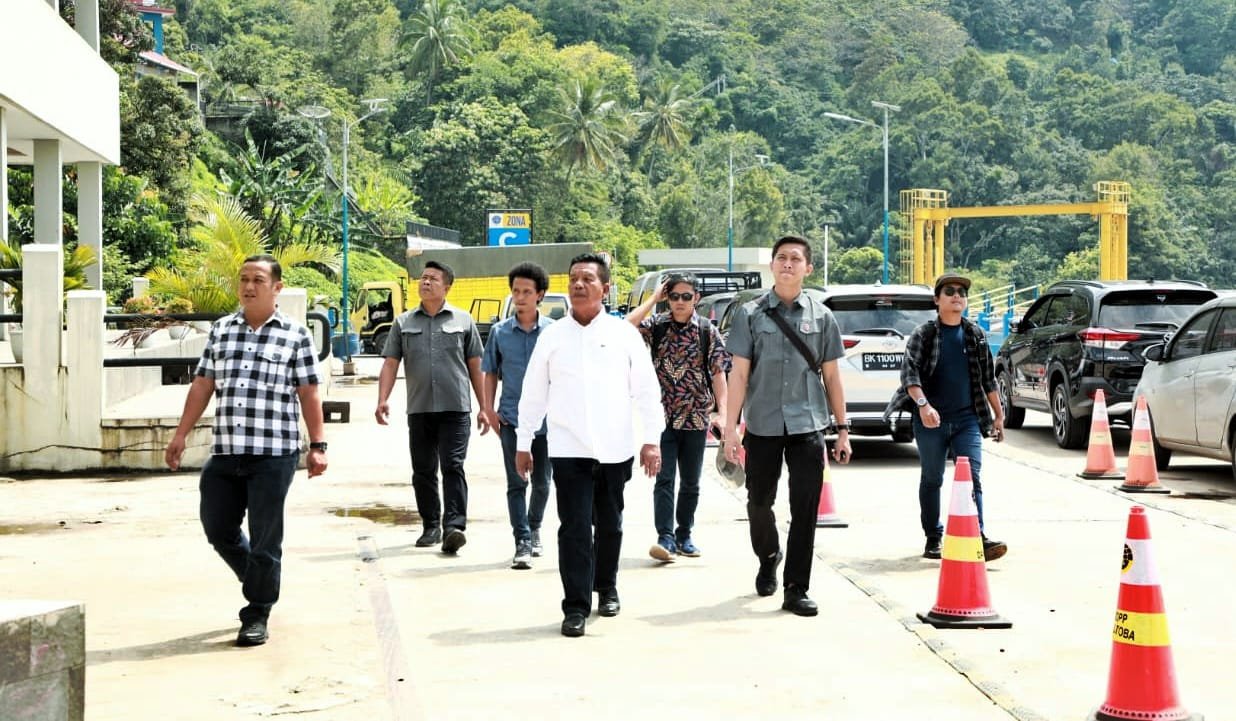 Tinjau Pelabuhan Tiga Ras, Bupati Simalungun Ajak Masyarakat Marharoan Bolon Menata Keindahan Pelabuhan