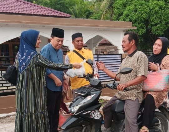 Bulan Penuh Berkah, Ja’far Ritonga Bagikan Takjil ke Warga Muara Manompas Tapsel