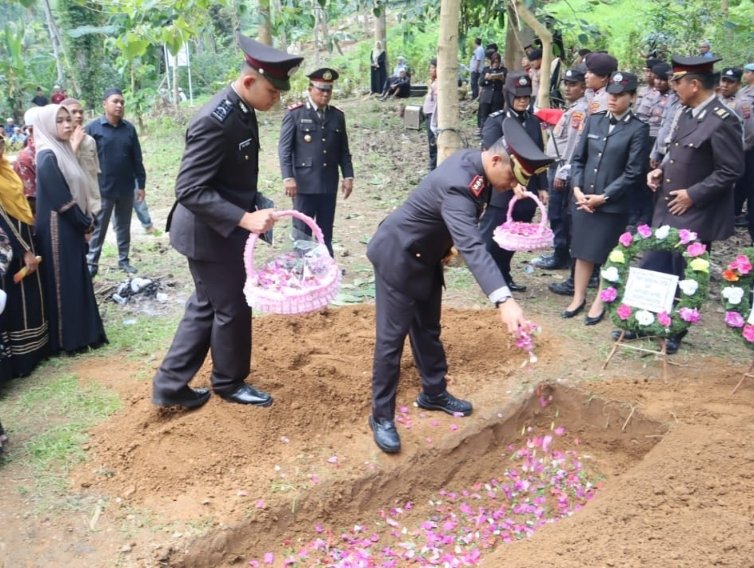 Duka dan Penghormatan Terakhir, Kapolres Tapsel Pimpin Upacara Pemakaman Almarhum Aiptu Timbul