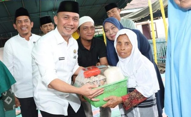 Puasa Ke-9, Bupati Tapsel Bagikan Bantuan Ke Masyarakat Tantom Angkola