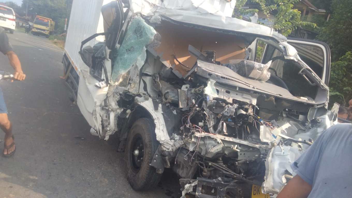 Ngeri! Mobil Box Colt Diesel Vs Dump Truck Ringsek, Sopir Patah Kaki dan Luka Berat