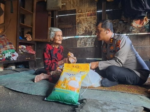 AKBP Yasir Santuni Nenek 90 Tahun dan Anaknya Yang Disabilitas