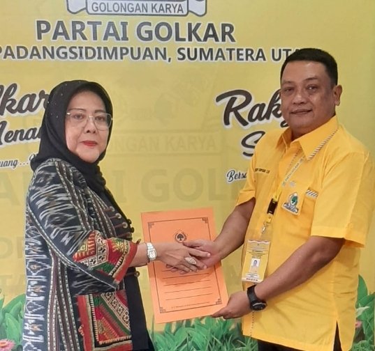 Siap Berkompetisi! Mantan Kadis LH Psp Bersama Keluarga Ambil Formulir Ke Golkar