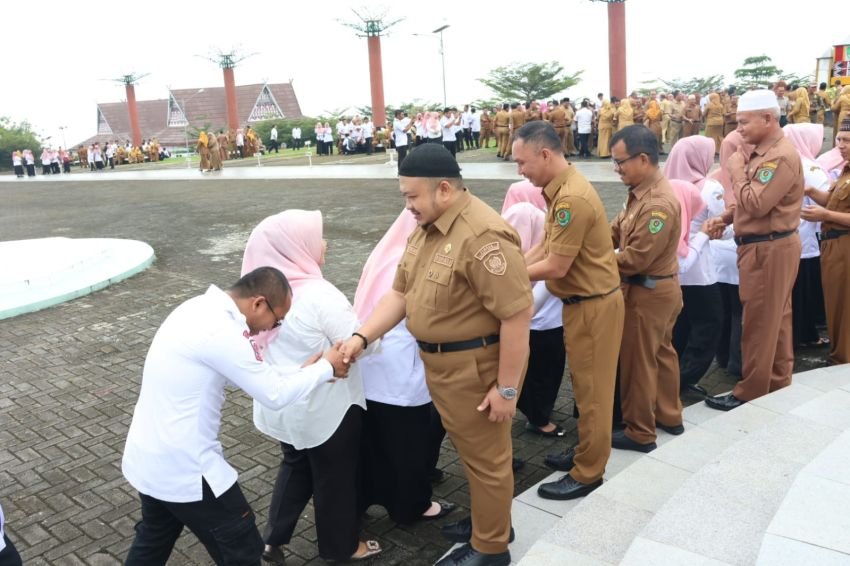 Usai Cuti Lebaran, Bupati Tapsel Berjabat Tangan dengan ASN dan Pegawai