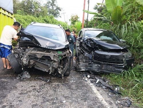 BRAK! Mobil Dinas Istri Pj Wali Kota Psp VS Xpander Anggota Polri Ringsek Parah