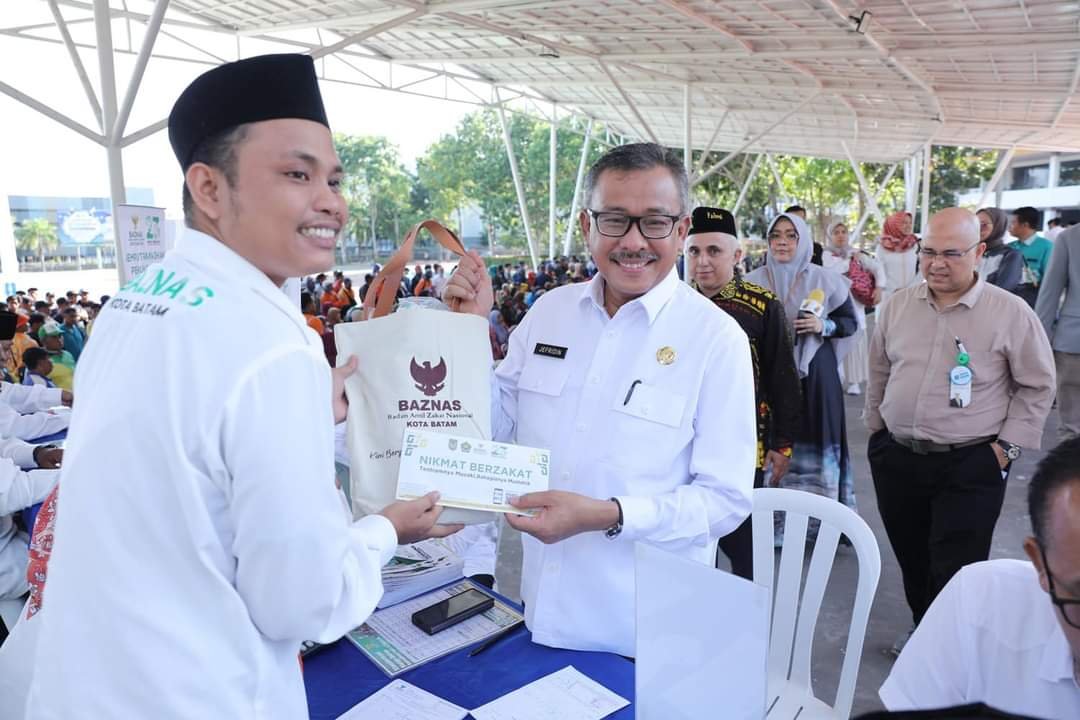 Jepridin Serahkan Bantuan Zakat Dan Dorong Kesadaran Zakat Di Lingkungan Pemko Batam