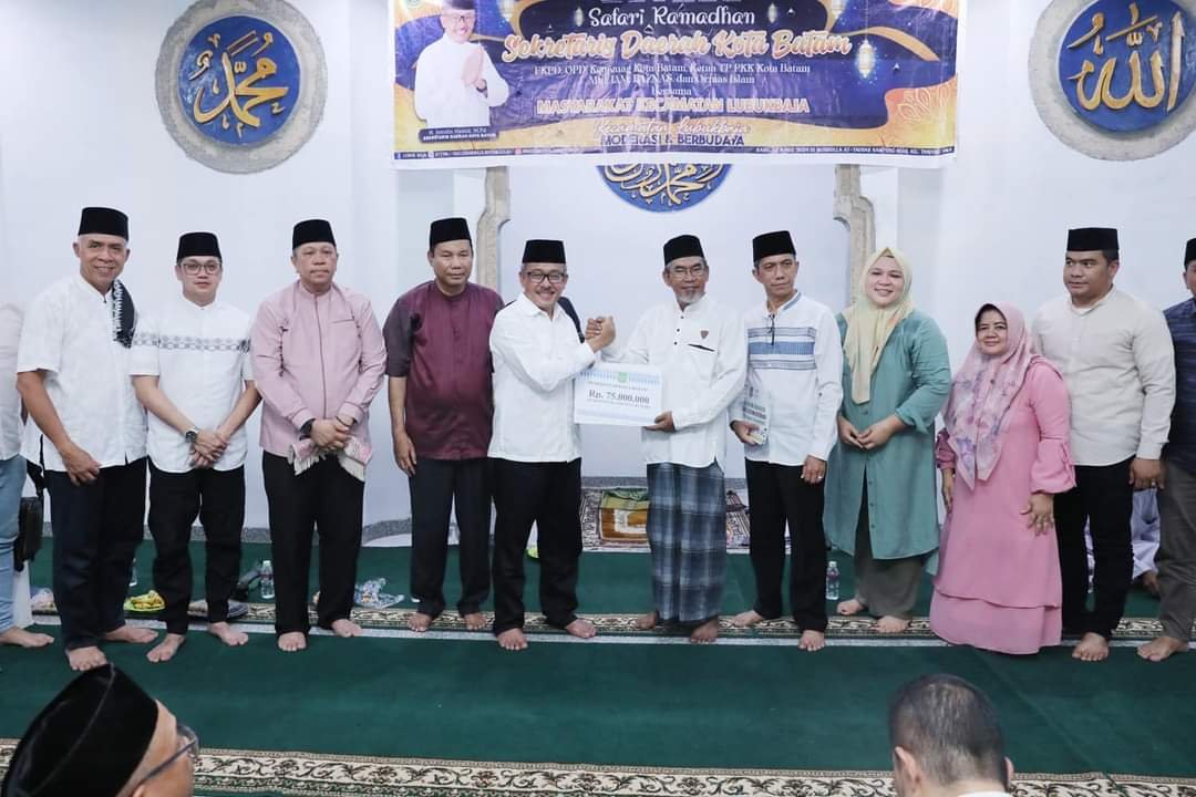 Dukung Pembangunan Masjid di Tanjung Uma, Jefridin Serahkan Dana Pembangunan Infrastruktur Masjid