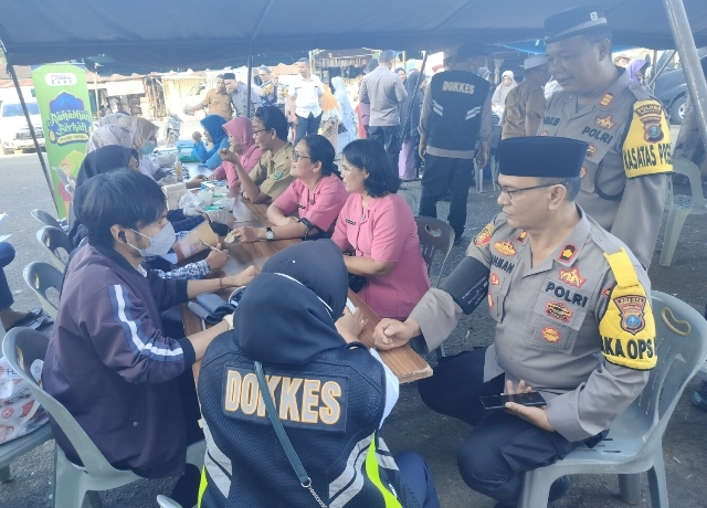 Berkah Ramadhan, Waka Polres Tapsel Bagikan Sembako Murah di Pasar Pargarutan