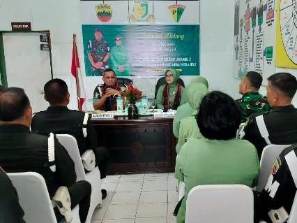 Kunker dan Silaturahmi, Dandenpom Sibolga Disambut Kapten Arlyanto dengan Ulos