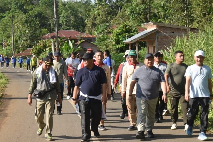 Bupati Tapsel Giat Jalan Santai Bersama Pimpinan OPD dan ASN