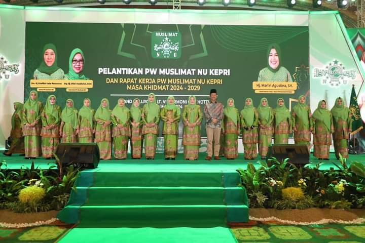 Khofifah Indar Parawansa Lantik Marlin Agustina Nakhodai Muslimat NU Kepri 2024-2029