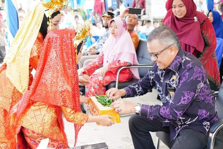 Jefridin Peragakan Tepuk Tepung Tawar Bersama Pelajar Diacara Dies Natalis Program Sekolah Penggerak