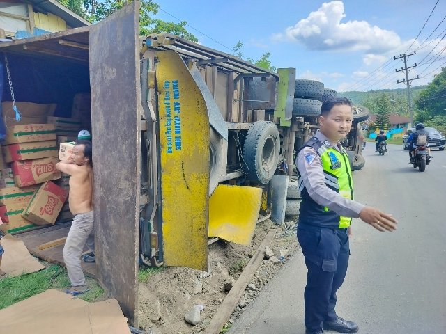 Truck Muatan Air Minum Terbalik Akibat Beri Jalan Ke Mobil Travel Hingga Kena Beram