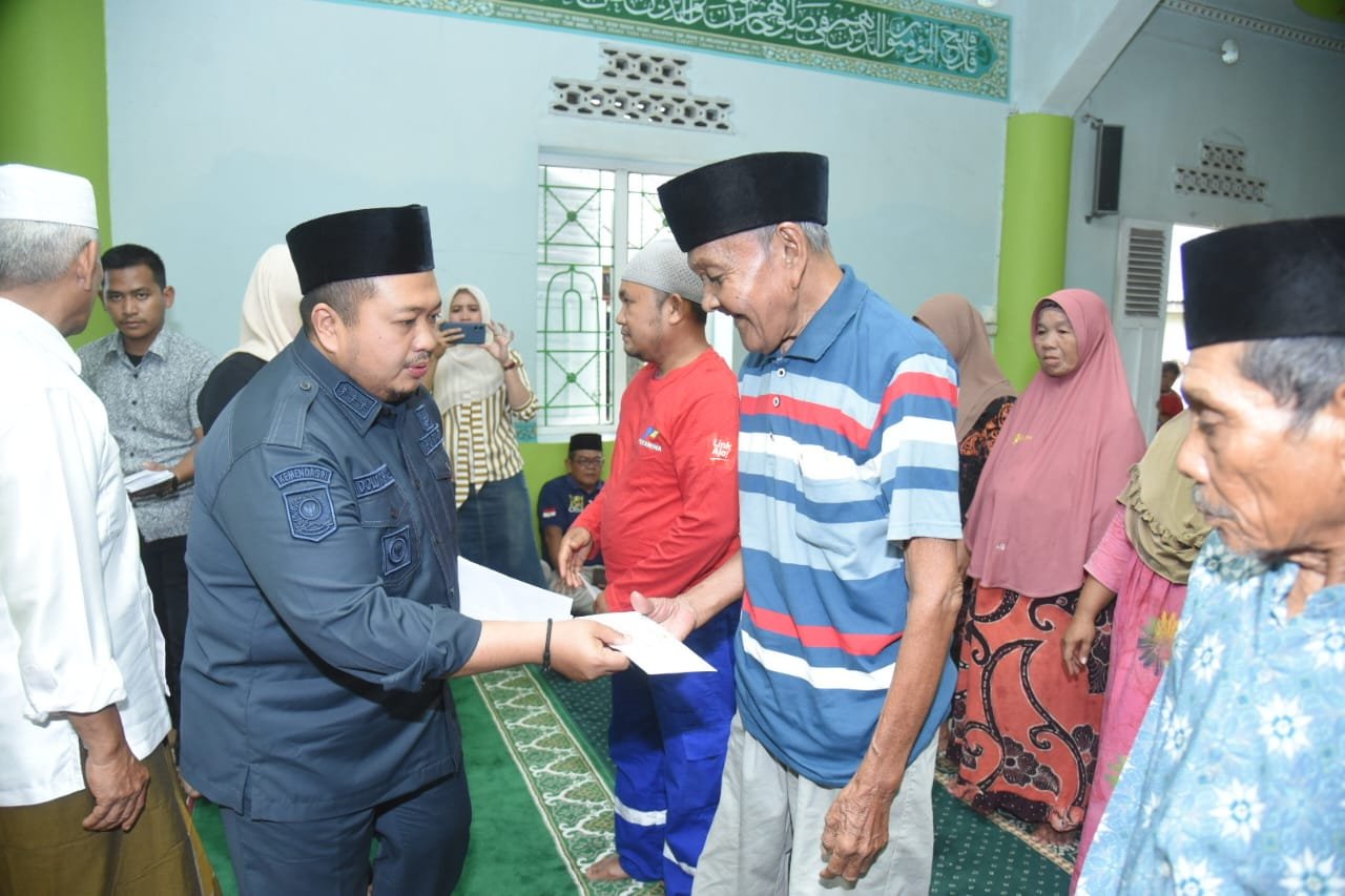 Bupati Tapsel Serahkan ZIS di Janji Manaon Secara Serentak